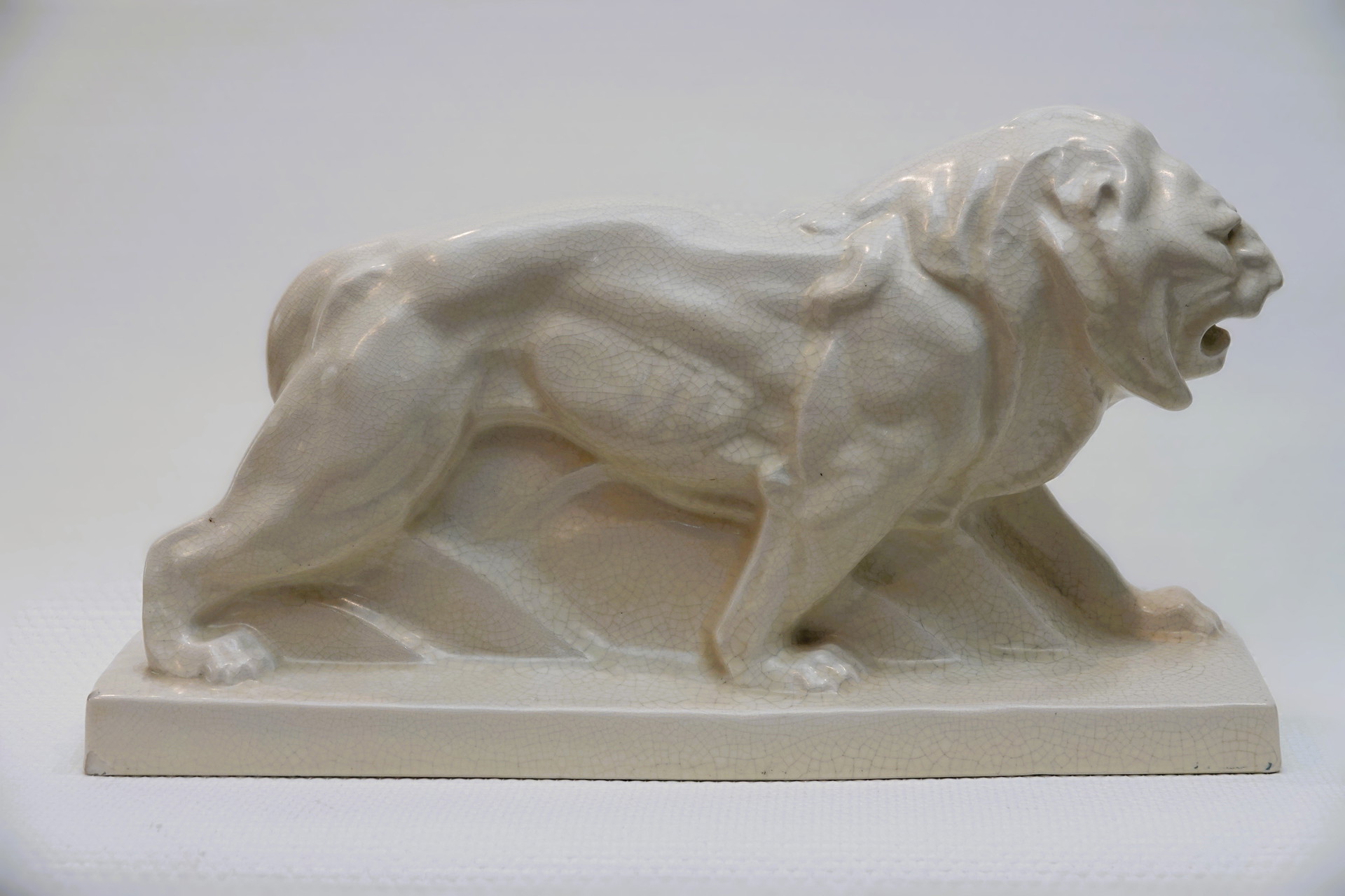 Grande sculpture lion art déco, en émail craquelé, Peugeot, 1934, Le Grande sculpture lion art déco, en émail craquelé, Peugeot, 1934, Le