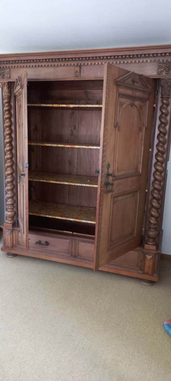 Armoire ancienne en bois de cerisier (baroque) du Château de Waldegg (4532 Feldbrunnen) e (photo 3 of 9)