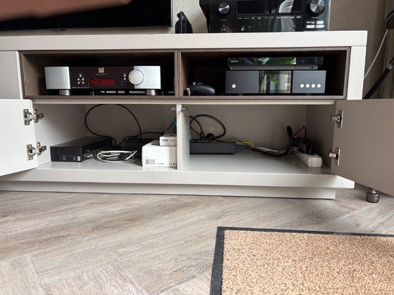 Hochwertiger, maßgefertigter Audio-TV-Schrank. – Wandschrank, Mdf (photo 5 of 7)