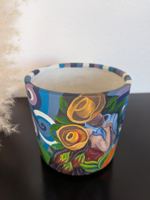 Nieuw artistiek origineel: Handbeschilderde bloempot met een verliefd stel, in Spaanse stijl.