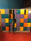 Bellissimi armadietti, 4 pezzi uno accanto all'altro, larghi 240 cm, chiavi incluse