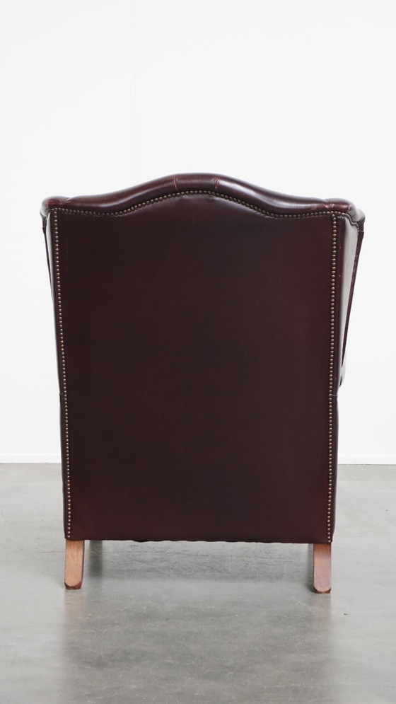 Image 1 of Bordeauxrode Rundleren Oorfauteuil in Engelse Stijl