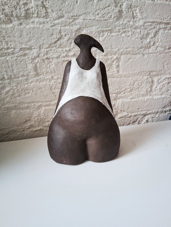 Image 1 of Mooi keramiek beeld van een zwangere vrouw. Kleur is bruin,creme. Kunstenaar is niet bekend,signatuur aanwezig