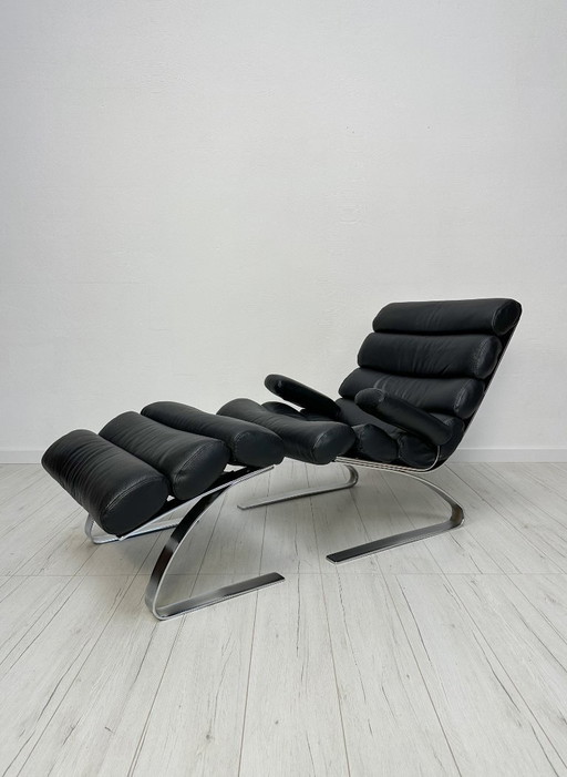 COR Sinus loungestoel en poef in zwart leer van Reinhold Adolf & Hans-Jürgen Schröpfer – Designicoon uit de jaren 70