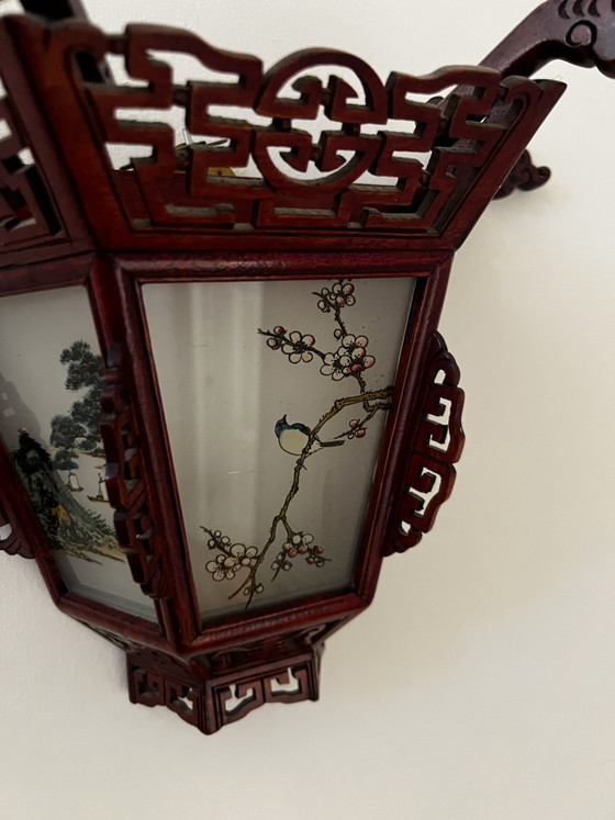 Image 1 of Paire d'appliques murales chinoises vintage en bois sculpté, style lanterne de palais - Panneaux de verre peints à la main à l'e