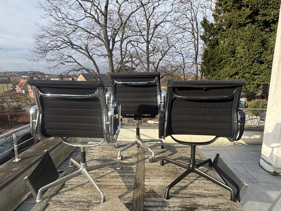 Image 1 of Vitra EA 107 en EA117 stoelen