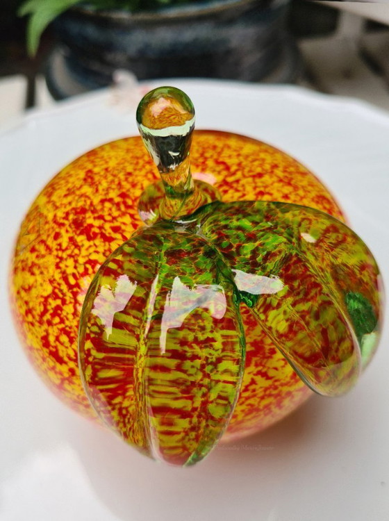 Image 1 of Manzana de vidrio macizo soplado a mano Johansfors ‘Astrakan’, diseño exclusivo de Luigi Barbaro.