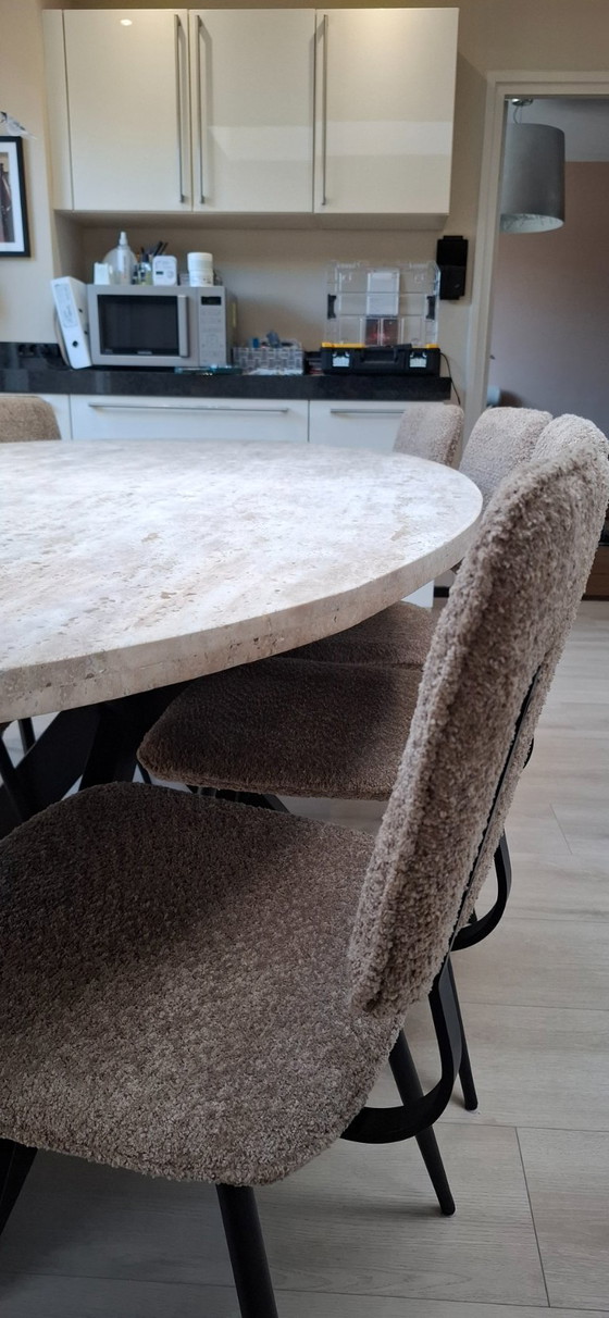 Image 1 of Mesa de comedor ovalada de travertino