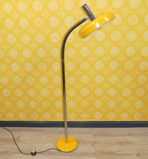 1970s grote vloerlamp geel/chroom verstelbare zwanenhals