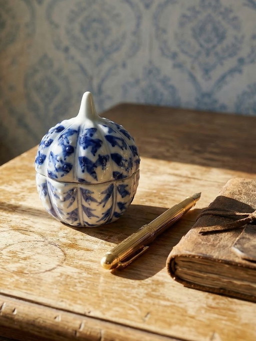 Pequeño joyero antiguo de porcelana china azul y blanca pintado a mano.