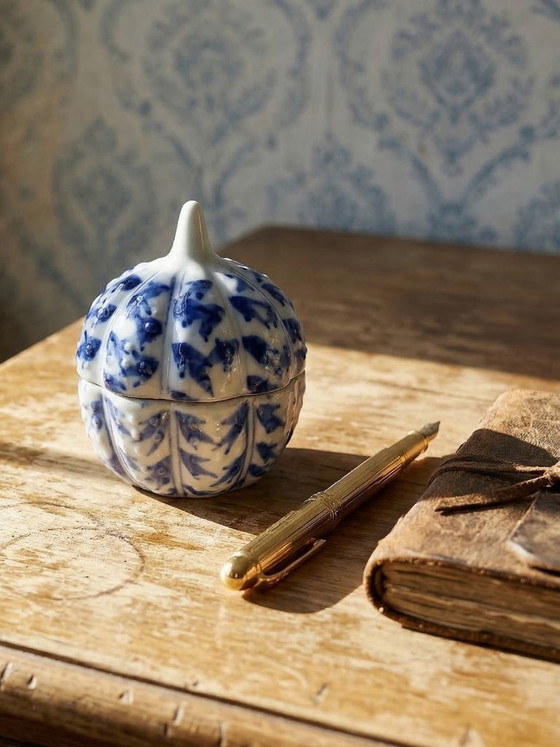 Image 1 of Pequeño joyero antiguo de porcelana china azul y blanca pintado a mano.