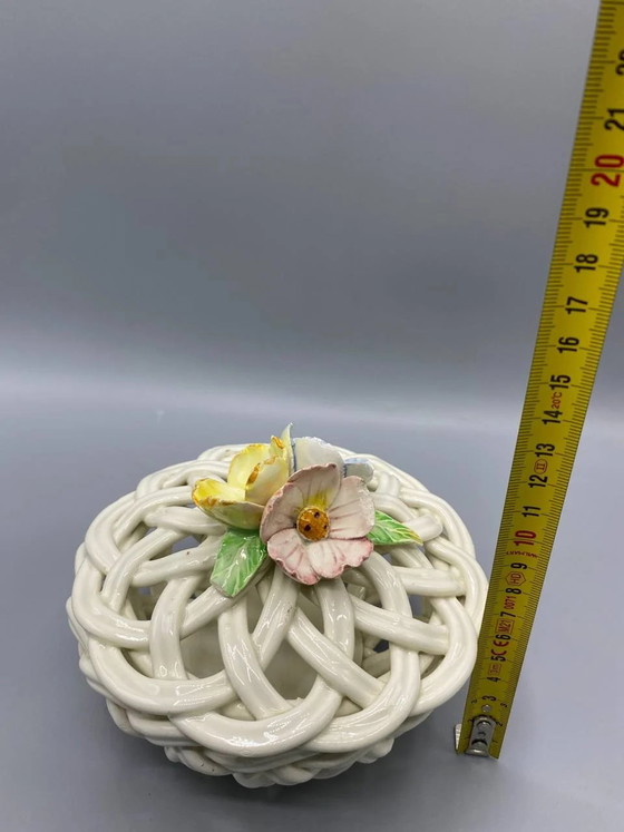 Bonbonnière in ceramica spagnola, corpo traforato intrecciato, bouquet floreale in rilievo, Spagna – Stoviglie (photo 5 of 5)