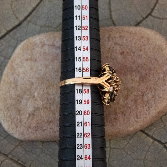 Anello vintage color oro con strass neri e trasparenti: design elegantemente dettagliato. (photo 11 of 11)