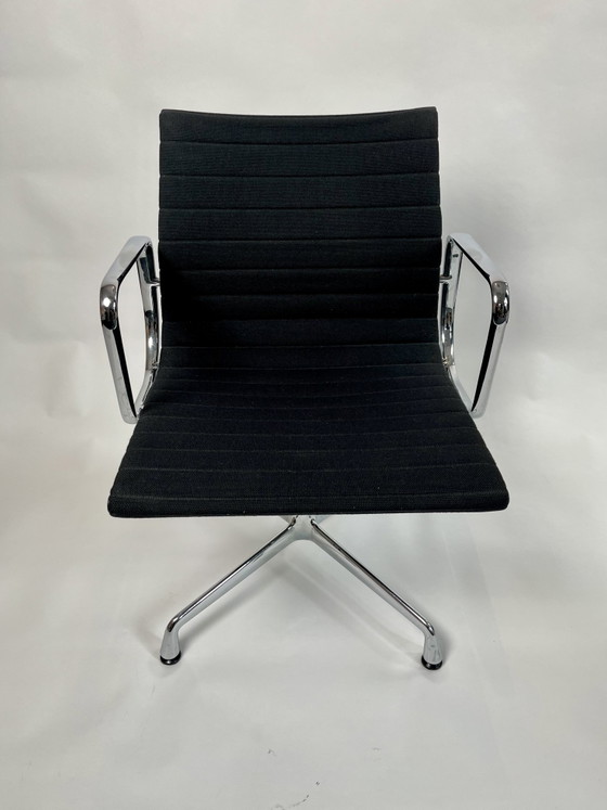 Image 1 of 4 x chaises pivotantes Vitra Eames EA 108 noires Hobsak