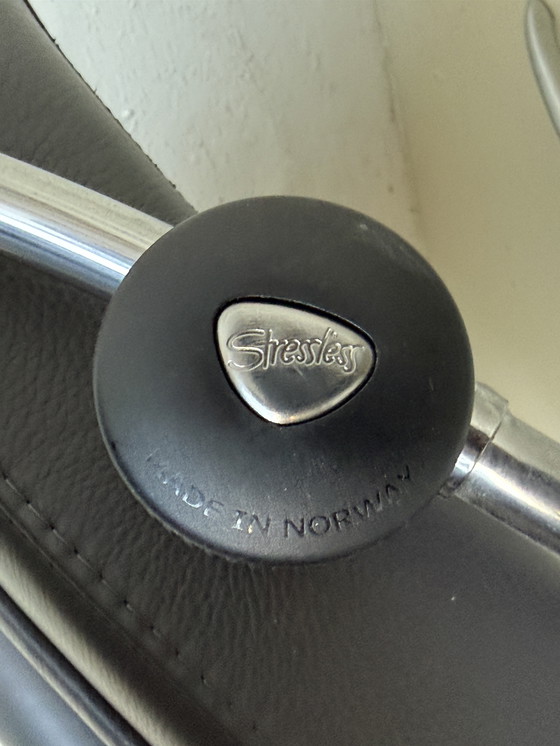 Image 1 of Stressless Paris Sessel mit niedriger Rückenlehne inkl. Fußhocker