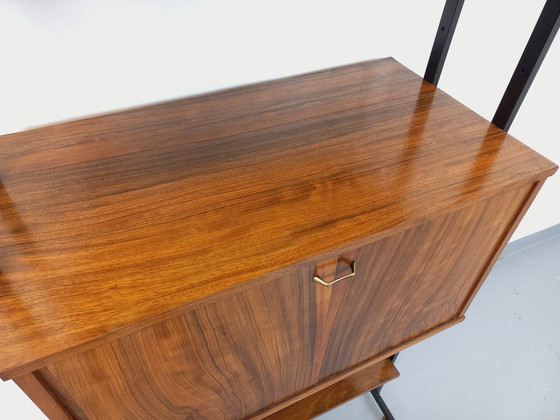 Image 1 of Bibliothèque étagère italienne modulable vintage en bois de noyer et métal des années 60