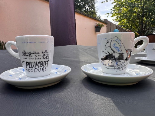 Petites tasses en plumbite de Panamarenko