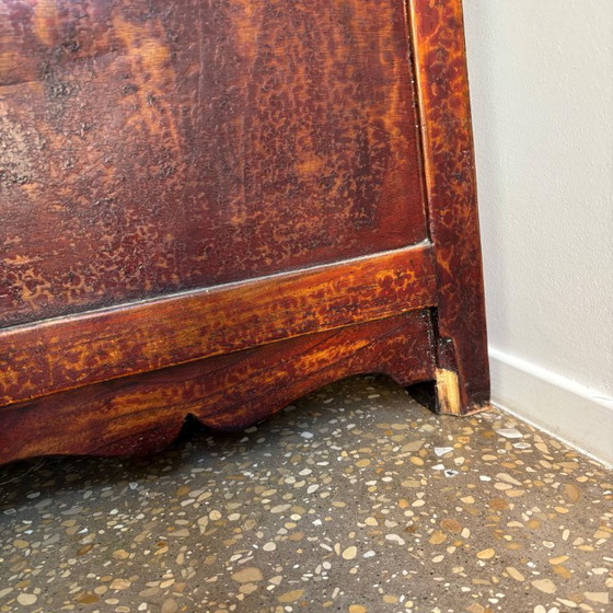 Image 1 of Armoire en bois asiatique, décorée de fleurs et d'oiseaux