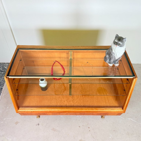Image 1 of Vintage Toonbank Vitrine op gouden pootjes