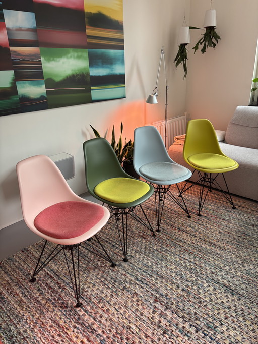 4 X Vitra Eames DSR
