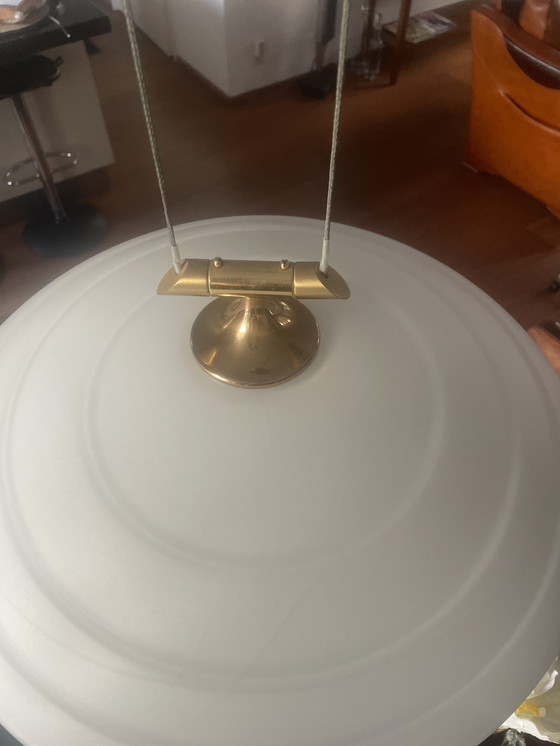 Image 1 of Suspension B+M Leuchten « Hauteur réglable » Montage au plafond Laiton mat/poli Verre flammé blanc mat Années 1990