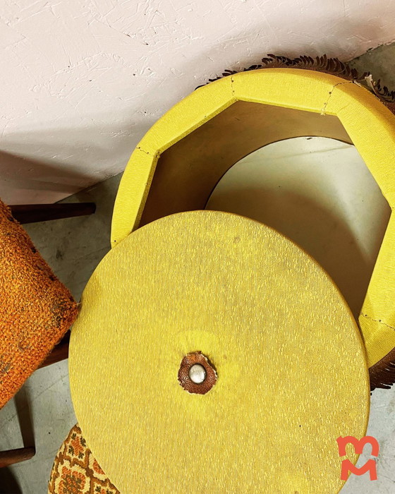 Image 1 of Leuke Vintage Okergele Naaipoef/Bijzettafel