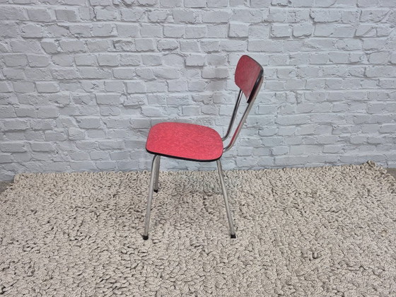 Image 1 of Ensemble de 2 chaises de cuisine design vintage de Brabantia, en Formica rouge marbré, Pays-Bas, années 1960
