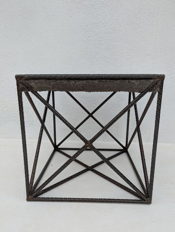 Image 1 of CUBE X Brutalistischer Skulpturentisch aus Beton und Stahl – Wallavibe Design