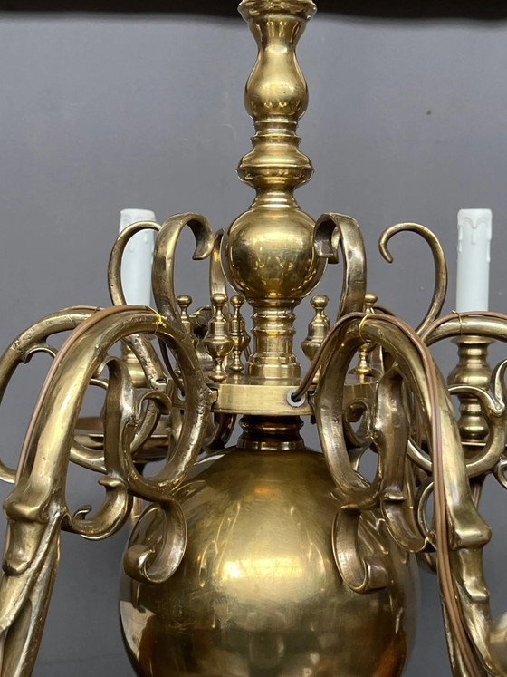 Kroonluchter uit een oud kasteel, gemaakt van massief brons. – Bronze (photo 3 of 7)