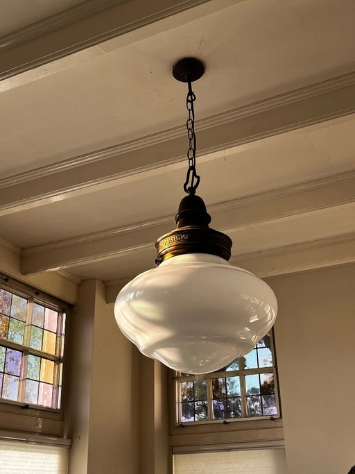 Large Art Deco (School) Lamp – Opaline Milk Glass & Brass With Meander Rim (Ø 40 Cm) – hanglampen
