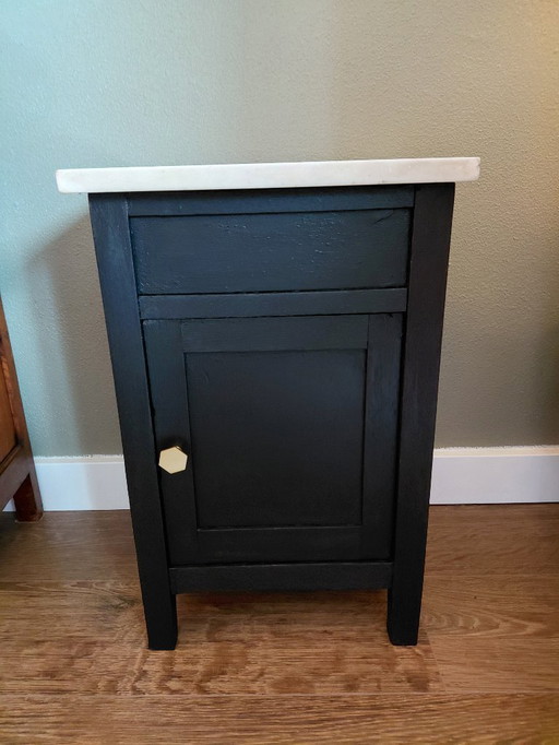 Zwart nachtkastje marmerenblad