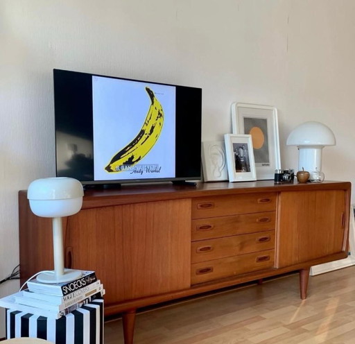 Credenza in teak con ante scorrevoli e cassetti