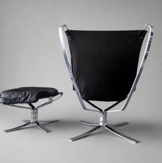 Image 1 of Sigurd Ressell – Falcon fauteuil met hoge rugleuning en voetenbank – Chroom en zwart leer – Noorwegen, ca. 1980