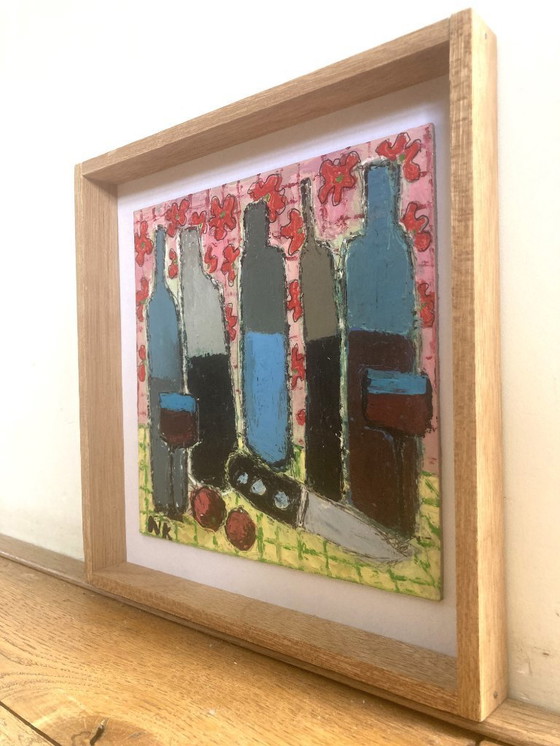 Image 1 of CINQUE BOTTIGLIE DI VINO SU UNO SFONDO FLOREALE