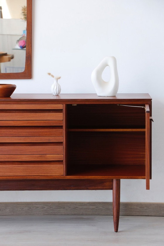 Image 1 of Britisches Sideboard im modernen Stil von White & Newton | Ikonisches Design