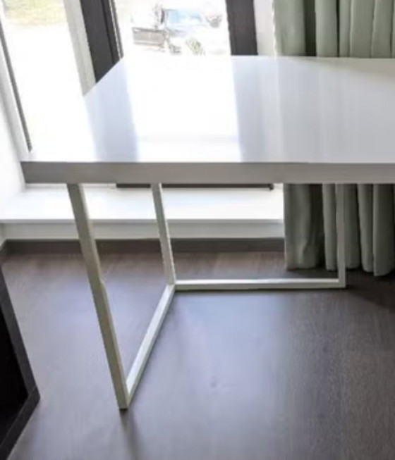 Tavolo da pranzo bianco con base in metallo, Habitat, Scrivanie, Altro, Modern (foto 5 di 6)