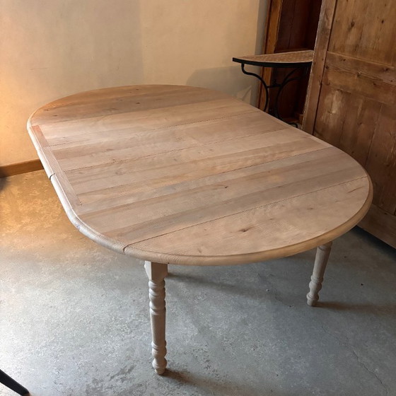 Image 1 of Ronde tafel met verlengstukken