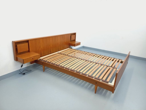Lit double vintage style scandinave en teck des années 60 avec chevets lumineux intégrés et sommier
