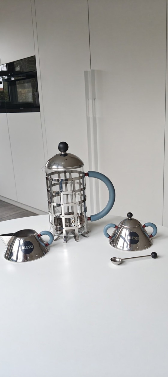 Image 1 of Set Alessi: caffettiera, zuccheriera e lattiera in acciaio inossidabile. Design di Michael Graves.