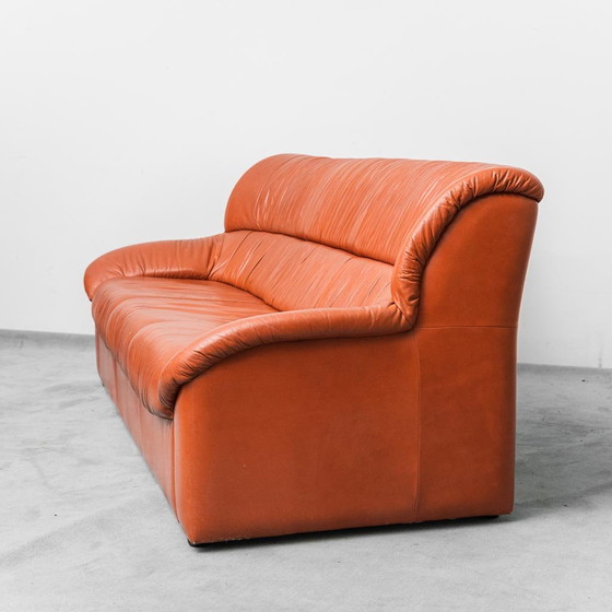 Image 1 of DIVANO VINTAGE A 3 POSTI IN PELLE DESIGN ANNI ’70 MODERNARIATO
