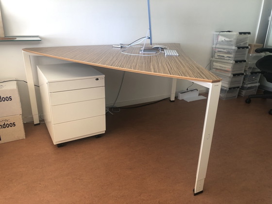 Image 1 of Ahrend bureau A700. Driehoektafel 160x160x160cm. 2 zijden bol, 1 zijde hol, in hoogte verstelbaar van 62 tot 82 cm