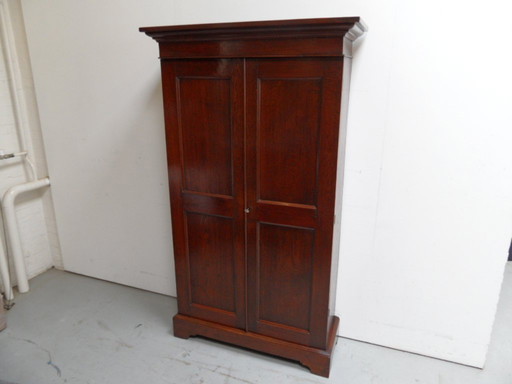 Antiker zweitüriger Schrank