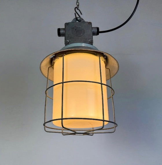 Image 1 of Lampada industriale a gabbia in alluminio con vetro opalino di Elektrosvit, anni '70
