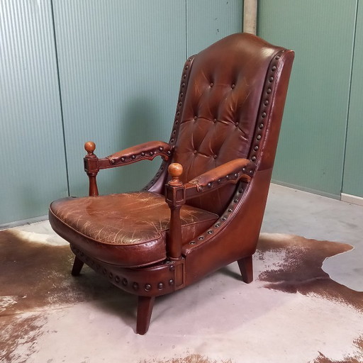 Poltrona da biblioteca particolarmente bella con borchie