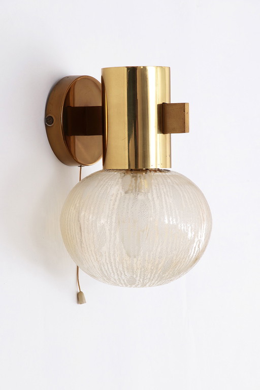Lámpara de pared de latón con cristal de Hans-Agne Jakobsen, Suecia, 1960