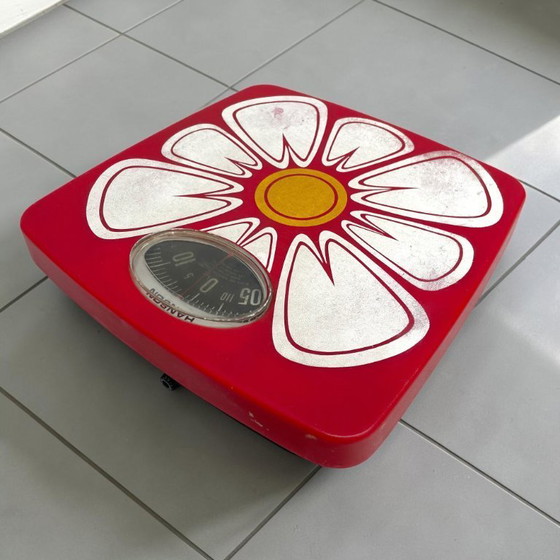 Image 1 of Hanson bathroom scale 1970s with flower