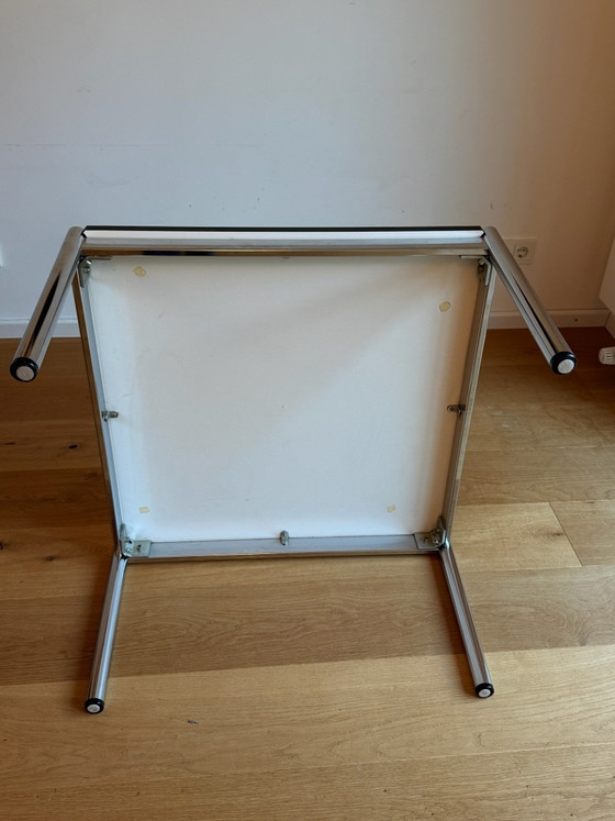 1. Edition, 1970er, USM Haller Couchtisch 75 × 75 cm, Perlweiß Laminat, Selten, Couchtische, Chrom, Grau (Foto 2 von 14)