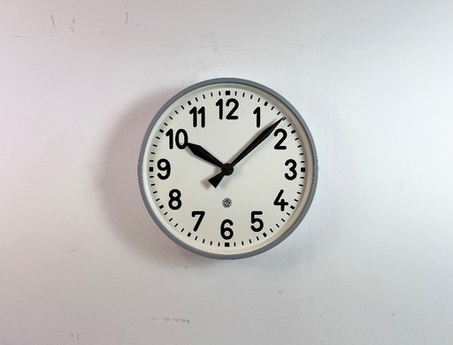 Grande horloge murale industrielle grise de Chronotechna, années 1950