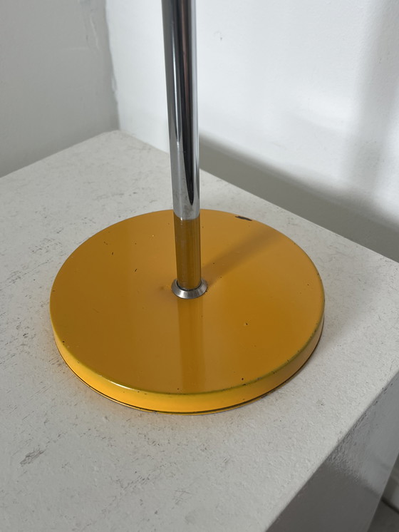 Image 1 of Geel oranje vintage tafellamp in mid-century stijl chroom