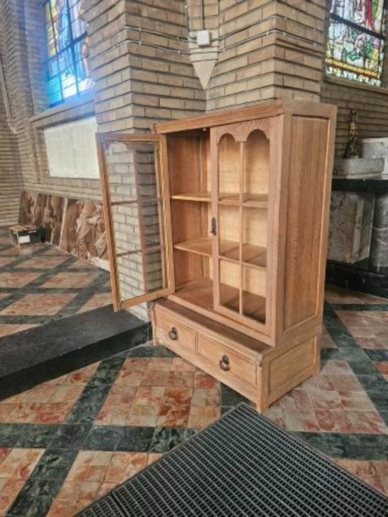 Image 1 of Vitrine d'église provenant de l'église historique de Schulen – chêne massif – pièce patrimoniale unique (vers 1960)